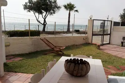 Image de Localisation belle, l'emplacement de la maison à 4 mètres de la mer d'émeraude. A proximité du village de pêcheurs de Marzamemi.