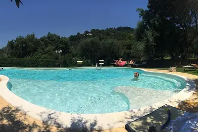 Image de penthouse moderne et luxueux à Lerici avec terrasses vue mer, jardin et piscine