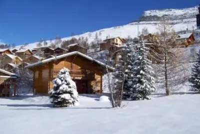 Image de Beau chalet traditionnel de 6 chambres, en bord de piste, skis aux pieds!