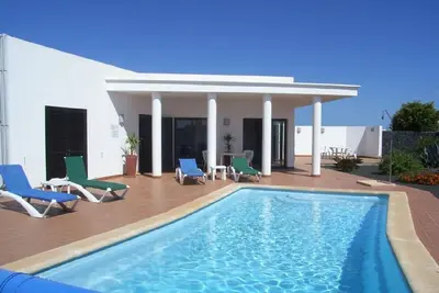 Image de Isolé Villa isolée a la vie privée grande piscine chauffée et la télévision britannique.