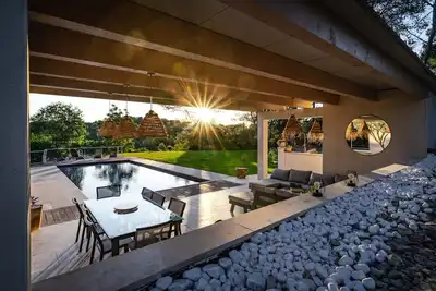 Image de Piscine Soleil Cigales Détente. . . le paradis, ça vous tente? Idéal Familles