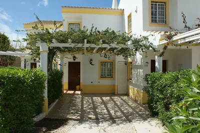 Image de Villa spacieuse avec terrasse, balcon et barbecue. Piscine et court de tennis.