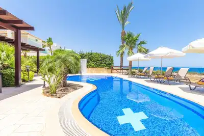 Image de 4 Chambre Seafront Villa With Kidney Forme Piscine