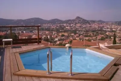 Image de Maison climatisée avec piscine chauffée, jardin, terrasse et vue panoramique.