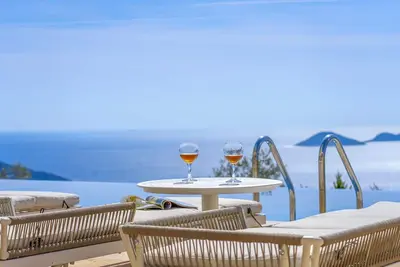 Villa de luxe de 5 chambres avec piscine à débordement et salle de jeux, idéale pour les familles