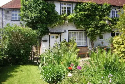 Image de Hébergement spacieux et confortable de type cottage au cœur du village de Cowbeech