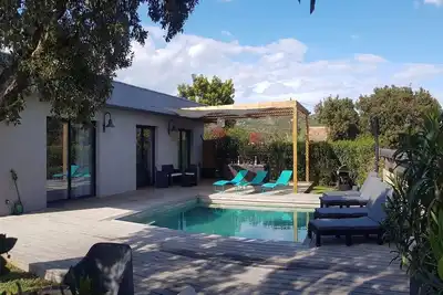 Image de Villa moderne avec piscine privée à deux minutes de la mer.