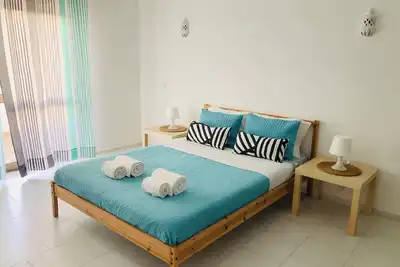 Image de Cet appartement moderne et lumineux près de la plage et Oura bande