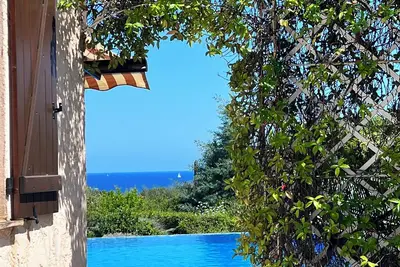 Image de Villa à Cavalaire-sur-Mer, vue sur la mer, proche du port et de la plage