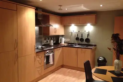 Image de Appartement moderne et pratique de 2 chambres avec parking à proximité de la gare.