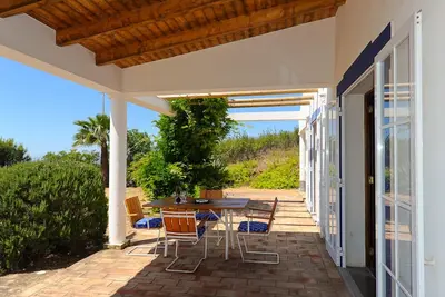 Image de Une maison accueillante de 3 chambres avec une vue spectaculaire sur la campagne et la mer