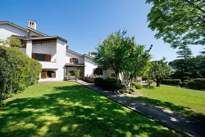 Image de Villa privée près de Certaldo et San Gimignano avec piscine et grand jardin.