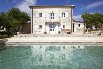 Image de Villa unique et luxueuse avec piscine à débordement et vue sur la mer, WiFi gratuit