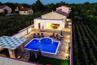 Image de Villa avec piscine, au coeur des vignes, à 800 mètres de la plage de sable