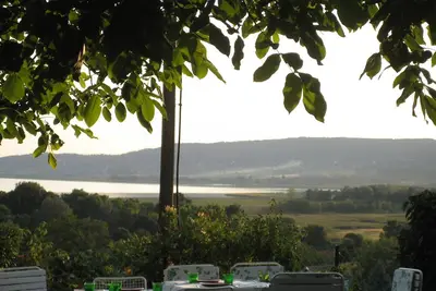 Image de Calme, ferme au toit de chaume avec jardin et vue panoramique sur le lac