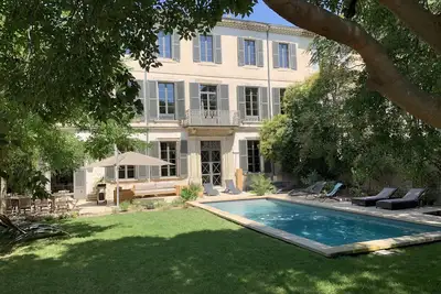 Image de hôtel particulier avec jardin bucolique au cœur de la ville