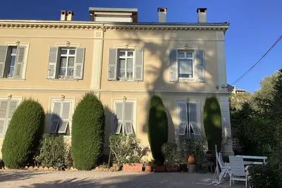 Image de Grand appartement au rez-de-chaussée d'une propriété  avec un grand jardin