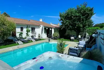 Image de Maison avec Piscine Privée, Jacuzzi et Clim proche Nîmes Arles Camargue et mer!