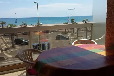 T3 front de mer terrasse 4 personnes proche centre ville parking privé