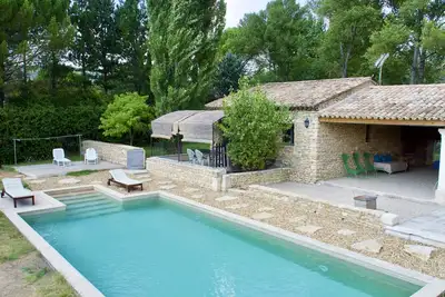 Image de Charmant gite climatisé à Gordes (Luberon). Piscine partagée à 2 maisons 11x5 m