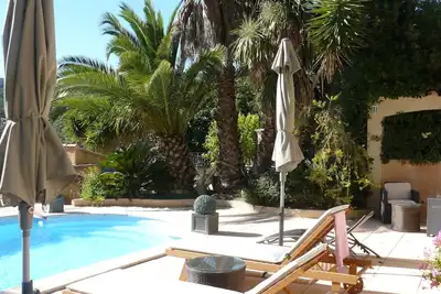 Image de rez de villa avec piscine a 10 minutes de cassis.