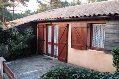 Image de Pavillon mitoyen de type 3 Mezzanine situé dans un hameau au milieu des pins