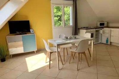 Image de Appartement neuf proximité bord de mer avec jardin et table de pique-nique
