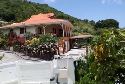 Image de Maison traditionnelle créole neuve avec vue imprenable sur baie