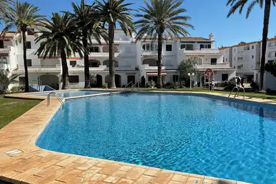 Image de appartement 3 chambres, 105m2, devant piscine, 80m de la mer, rdc, parking prive
