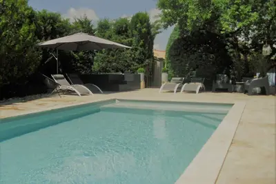 Image de gîte de charme dans mas provençal avec piscine et Spa