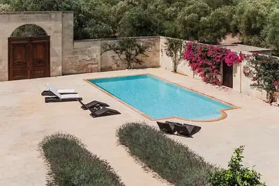 Image de Masseria moderne immergé dans Olive Grove.