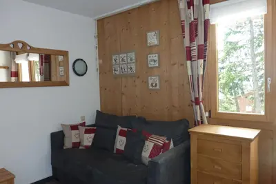 Image de Studio skis aux pieds en hiver, au départ Vtt et rando en été