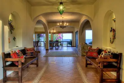 Image de Luxe Bluff Top Maison de vacances avec Palapa et piscine à débordement