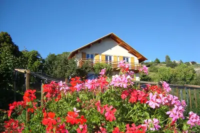 Image de gîte contemporain entre Ubaye et Durance surplombant le lac de Serre Ponçon