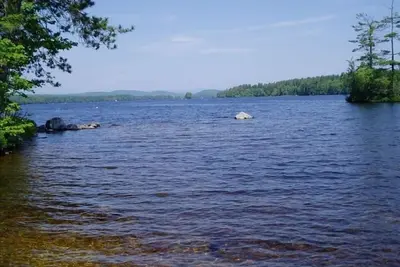 Image de Wooded Highland Lake Waterfront Cabin - Grande plage et quai