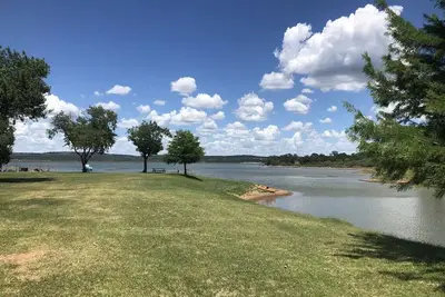Image de Maison 2 chambres / 1 salle de bain, porche 4 saisons sur le lac Buchanan qui dort 10