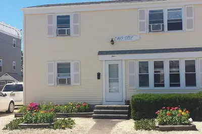 Image de Situation familiale idéale à seulement 2 maisons de la plage ~ Calme ~ Abordable