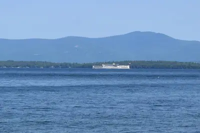 Image de Grande maison de vacances confortable avec vue sur le lac et la montagne depuis chaque chambre