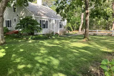 Image de Cape Cod Cottage 300 mètres de la plage et les eaux chaudes de Nantucket Sound.