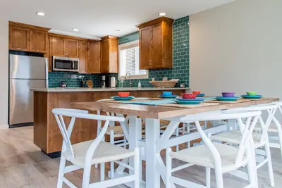 Image de Ocean Front Beach House avec chemin privé et une vue imprenable