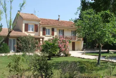 Image de Logement de 61m², classé 3 étoiles, climatisé, en campagne, grand terrain, au calme