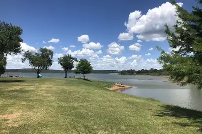 Image de Blue Bonnet Cabin est un style d'efficacité avec une grande salle de bain