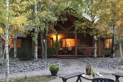 Image de Paisible et belle Idaho Log Lodge w / activités