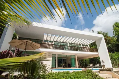 Image de Belle villa entourée d'une jungle luxuriante face au parcours de golf au sein du complexe