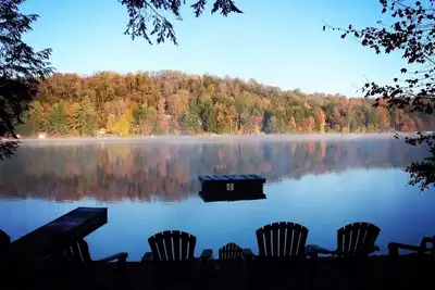 Image de Grand camp des Adirondacks des temps modernes sur le lac White près de Old Forge