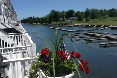 Image de 3 Bdrm, 2 Bath Waterfront Villa de luxe avec pêche Boathouse et paradis nautique