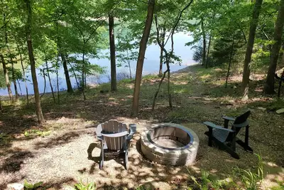 Image de Moon Beam - Lakefront Home, à quelques pas de l'eau. Près de Marina.