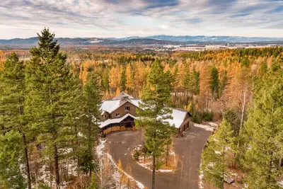 Image de Big Cedar Lodge BigFork Mt près du lac Flathead - 20 acres - 6 Bd / 7 Ba pour 16+