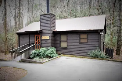 Image de Whispering Creek Cabin - Wifi, bain à remous, belvédère de Creekside