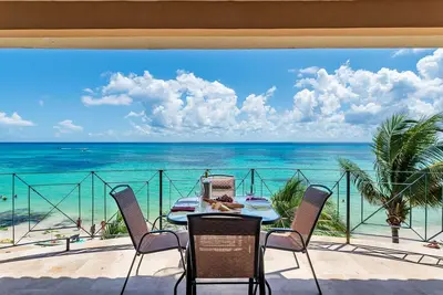 Image de Penthouse sur la plage avec vue imprenable sur l'océan, toit, piscine, hamacs, étapes jusqu'à la 5ème avenue.